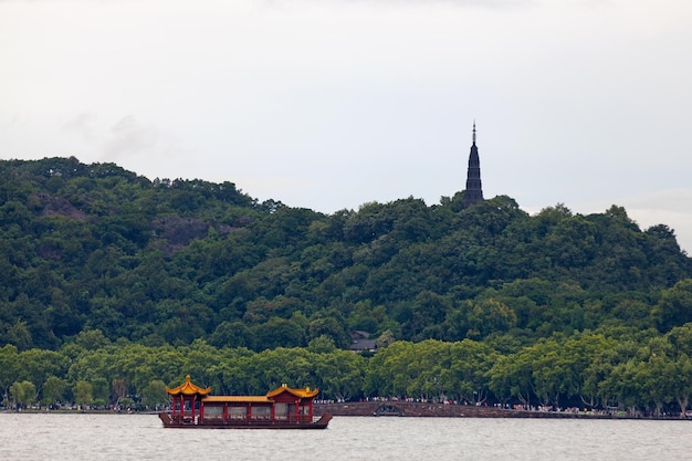 Il lago occidentale di Hangzhou con la pagoda Baochu in cima alla collina