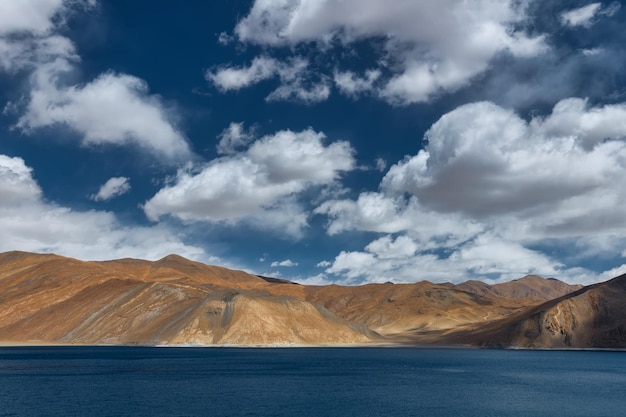 Il lago Pangong è il lago di acqua salata più alto del mondoPangong Tso o Pangong Lake Ladakh India