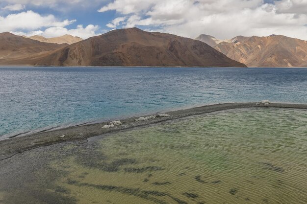 Il lago Pangong è il lago di acqua salata più alto del mondoPangong Tso o Pangong Lake Ladakh India