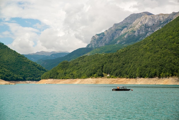 Il lago piva è un lago artificiale situato nel comune di pluzine nella parte nord-ovest del montenegro