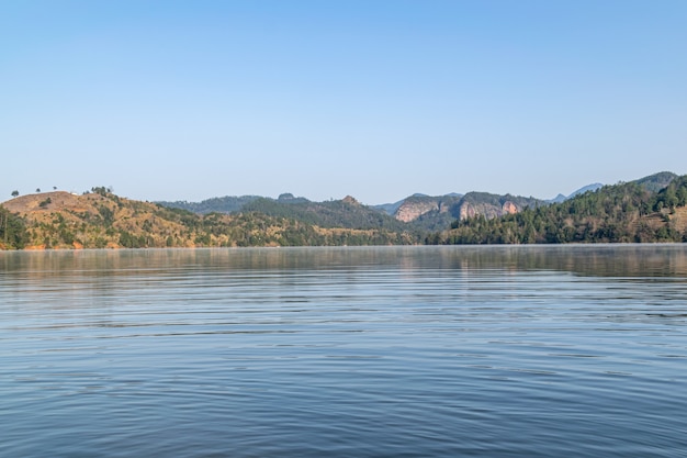 Il lago riflette le montagne di Danxia landform