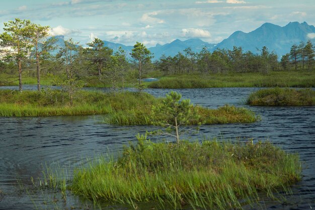 Il lago si perde tra le montagne