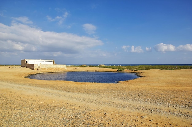 Il lago sulla costa dell'Oceano Indiano isola di Socotra Yemen