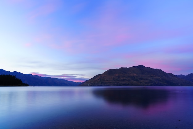 Il lago Wakatipu nel crepuscolo all'alba, Queenstown, Isola del Sud della Nuova Zelanda