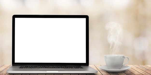 Il laptop moderno e il caffè in ufficio sugli sfondi delle finestre