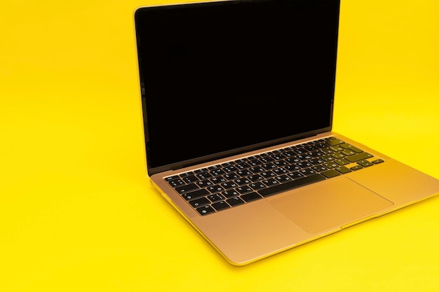 Il laptop si trova su uno sfondo dorato
