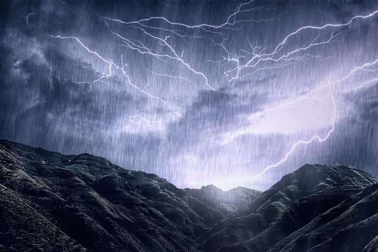 Foto il lato maestoso della natura inquadratura di un drammatico temporale su una montagna