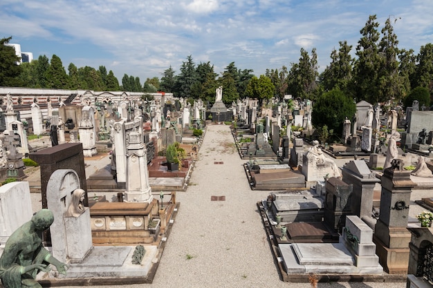 Il lato più antico di un Cimitero Monumentale del Nord Italia