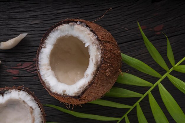 Il latte di cocco e i fiocchi di cocco sono alimenti tropicali