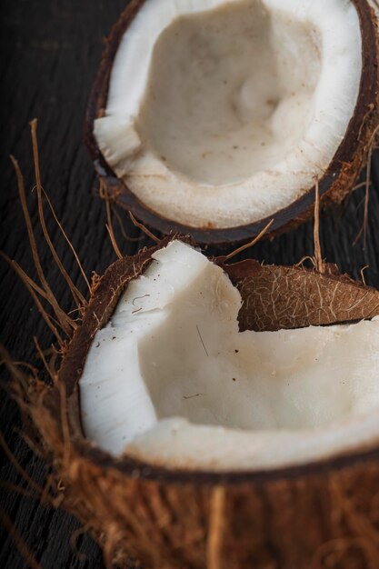 Il latte di cocco e i fiocchi di cocco sono alimenti tropicali