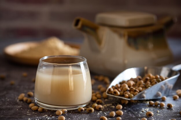 Il latte di soia nel bicchiere e il bollitore sono posti accanto