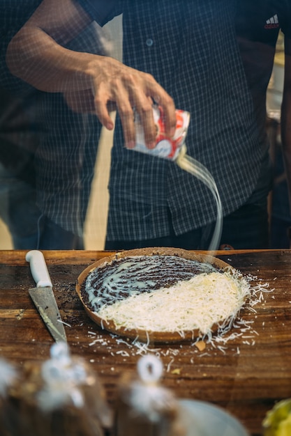 Il latte versato a mano si condensa in Mutabbak