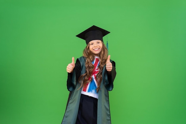 il laureato è lieto di ricevere un certificato. la ragazza ha completato i corsi di lingua inglese. sfondo verde isolato.