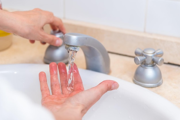 Il lavaggio delle mani delle donne con asciugamano con sapone previene la malattia del colera