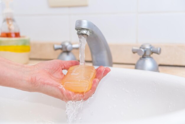 Il lavaggio delle mani delle donne con asciugamano con sapone previene la malattia del colera