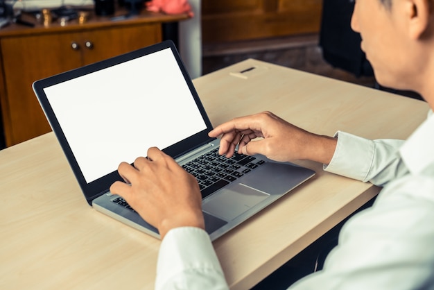 Il lavoratore dell'uomo d'affari utilizza un computer portatile.