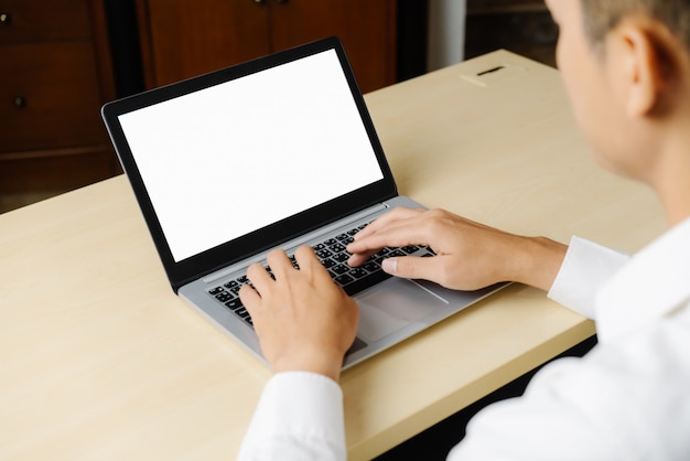 Il lavoratore dell'uomo d'affari utilizza un computer portatile.