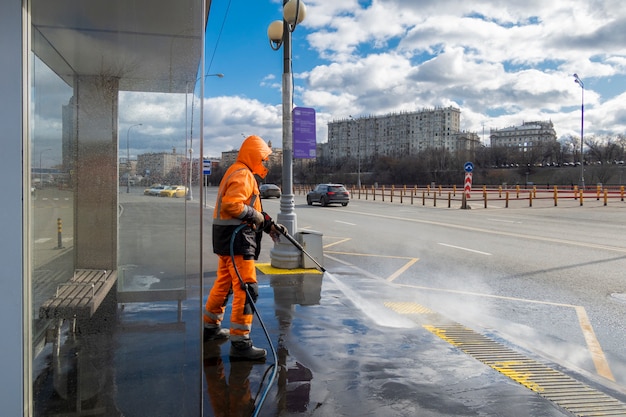 Il lavoratore della strada che pulisce il trasporto pubblico sporco si ferma, Mosca, Russia