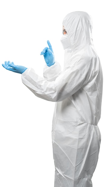Il lavoratore indossa una tuta protettiva medica o una tuta bianca che estende le mani vuote