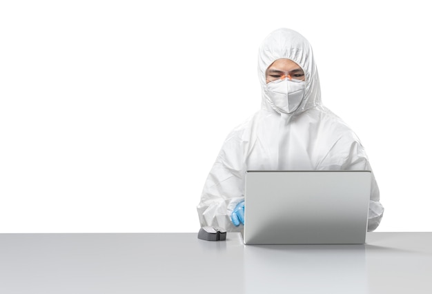 Il lavoratore indossa una tuta protettiva medica o una tuta bianca da lavoro sulla scrivania isolata