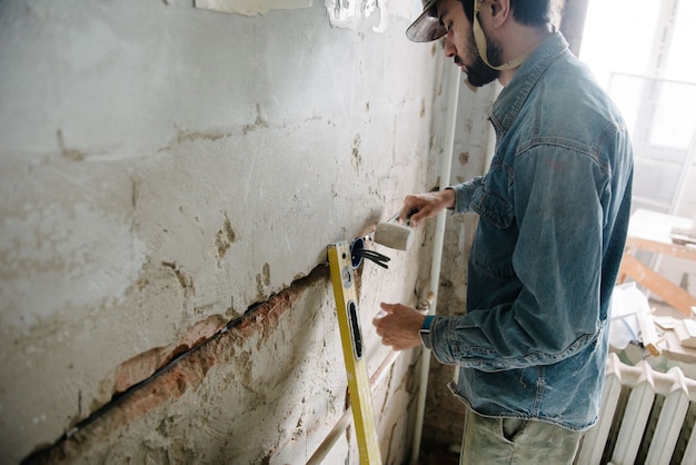 Il lavoratore inserisce una scatola di presa elettrica