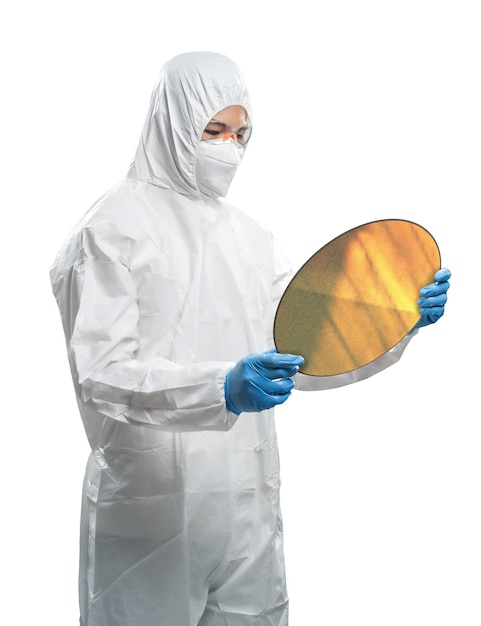 Il lavoratore o l'ingegnere indossa una tuta protettiva medica o una tuta bianca con wafer di silicio