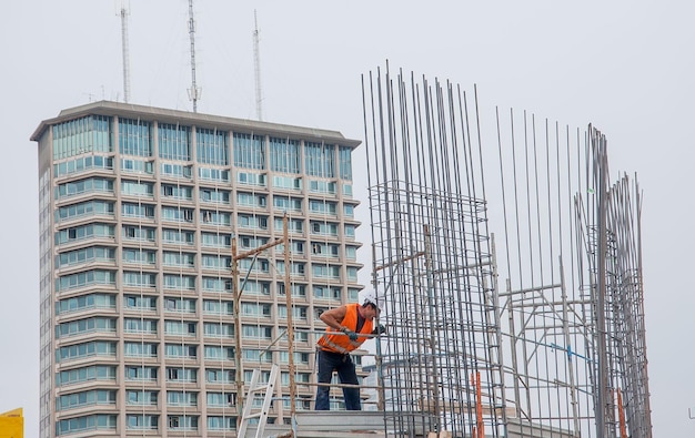 Il lavoratore prepara l'armatura per cemento armato