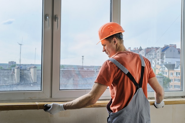 Il lavoratore sta installando un davanzale.