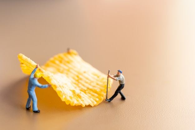 Il lavoratore sta lavorando con patatine fritte