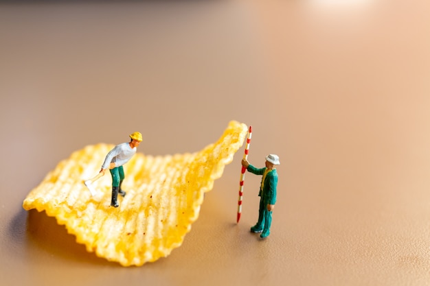 Il lavoratore sta lavorando con patatine fritte