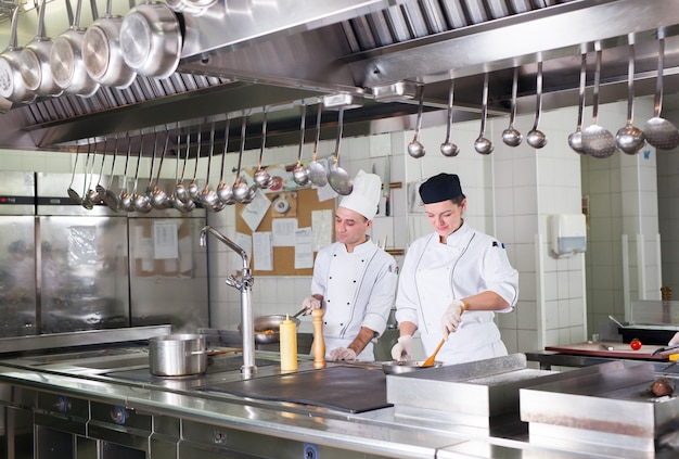 Il lavoro del cuoco nella cucina del ristorante.