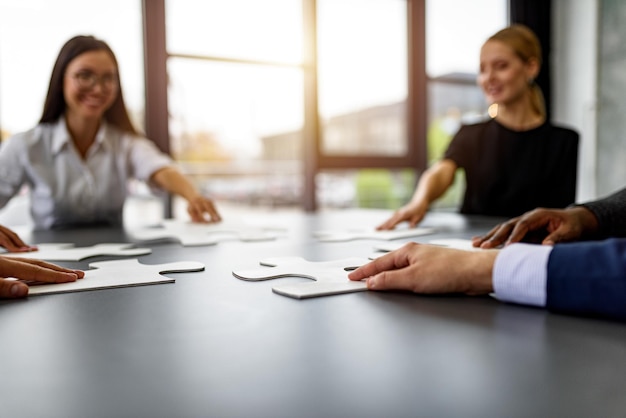 Il lavoro di squadra dei partner collega i pezzi del puzzle come integrazione e avvio