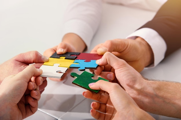 Il lavoro di squadra dei partner collega i pezzi del puzzle come integrazione e avvio