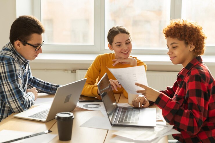 Il lavoro di squadra fa brainstorming su diversi colleghi che lavorano insieme discutono di statistiche finanziarie gruppo di felice