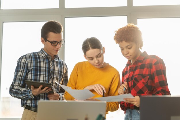 Il lavoro di squadra fa brainstorming sul concetto di team di giovani professionisti felici colleghi multirazziali che collaborano al lavoro