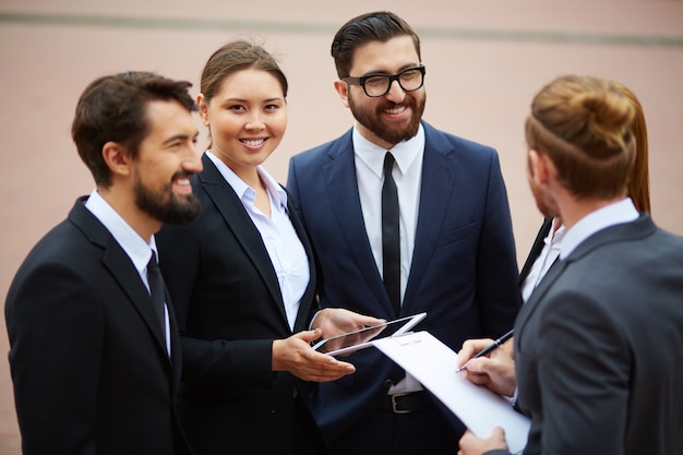 il lavoro di squadra giovane imprenditrice che interagiscono abbastanza