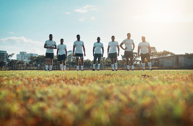 Il lavoro di squadra porta a un enorme successo sul campo Ripresa di un gruppo di giovani giocatori di rugby in piedi su un campo