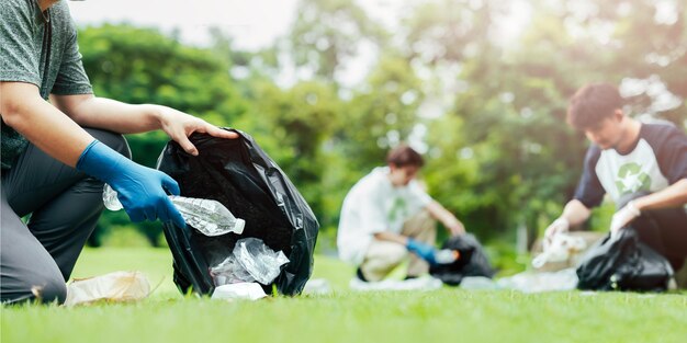 Il lavoro di squadra rappresenta il potere di raccogliere la spazzatura nei luoghi pubblici, le mani che raccolgono le bottiglie di plastica.