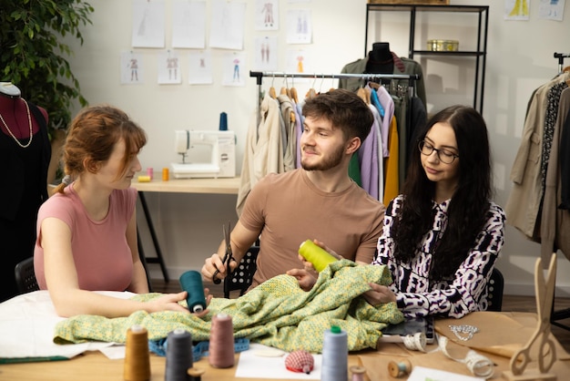 Il lavoro di stilista e sarto in negozio gli stilisti che lavorano nel loro studio