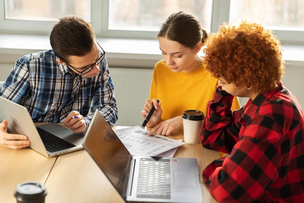 Il leader del team femminile concentrato discute le statistiche finanziarie durante il brainstorming dell'incontro di lavoro con i partner