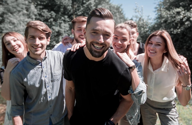 Il leader e il team aziendale si divertono nel tempo libero