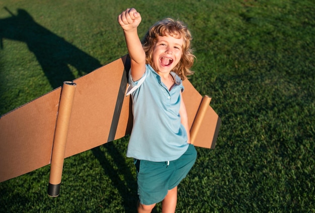 Il leader eccitato del ragazzo e il successo del vincitore avviano i sogni del bambino del futuro pilota che sogna l'infanzia