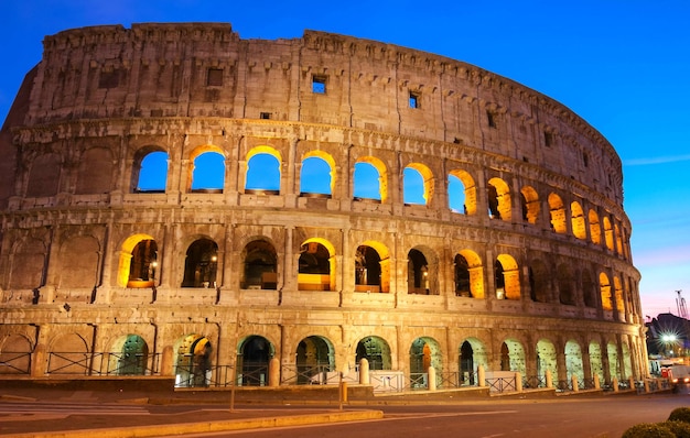 Il leggendario Colosseo di notte Roma Italia