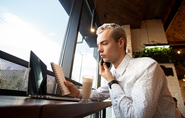 Il libero professionista comunica con un cliente per telefono