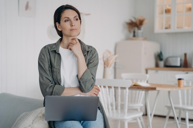 Il libero professionista sta sognando seduto davanti al computer Successo e ispirazione nel lavoro a distanza