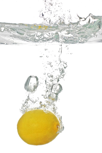 Il limone succoso cade nell'acqua