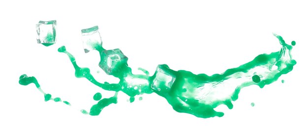 Il liquido di vernice verde vola in aria versando una ciotola di vetro, succo di mela e verdura che cade sparsi.