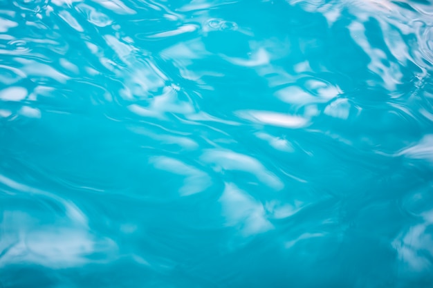 Il liscio naturale sfondo blu acqua con abstract bokeh sul mare o oceano