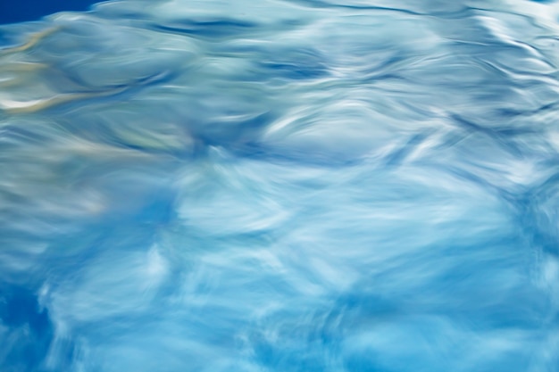 Il liscio sfondo naturale blu acqua