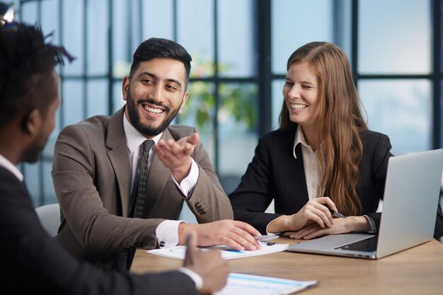 Il loro lavoro si basa sull'eccellenza dell'inquadratura ritagliata di colleghi che lavorano insieme in un ufficio moderno